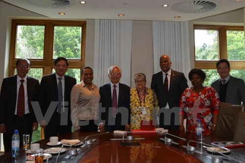 Vietnam and South Africa boost cooperation in training and scientific research - ảnh 1